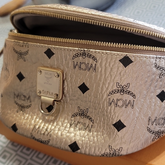 🎁SOLD🎁 MCM GOLD Fanny Pack Berlin Gold. - Picture 3 of 9